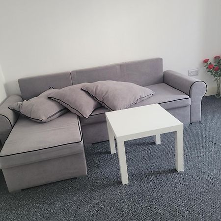 Lovely 2-Bed Fully Refurbished House In London Villa Esterno foto
