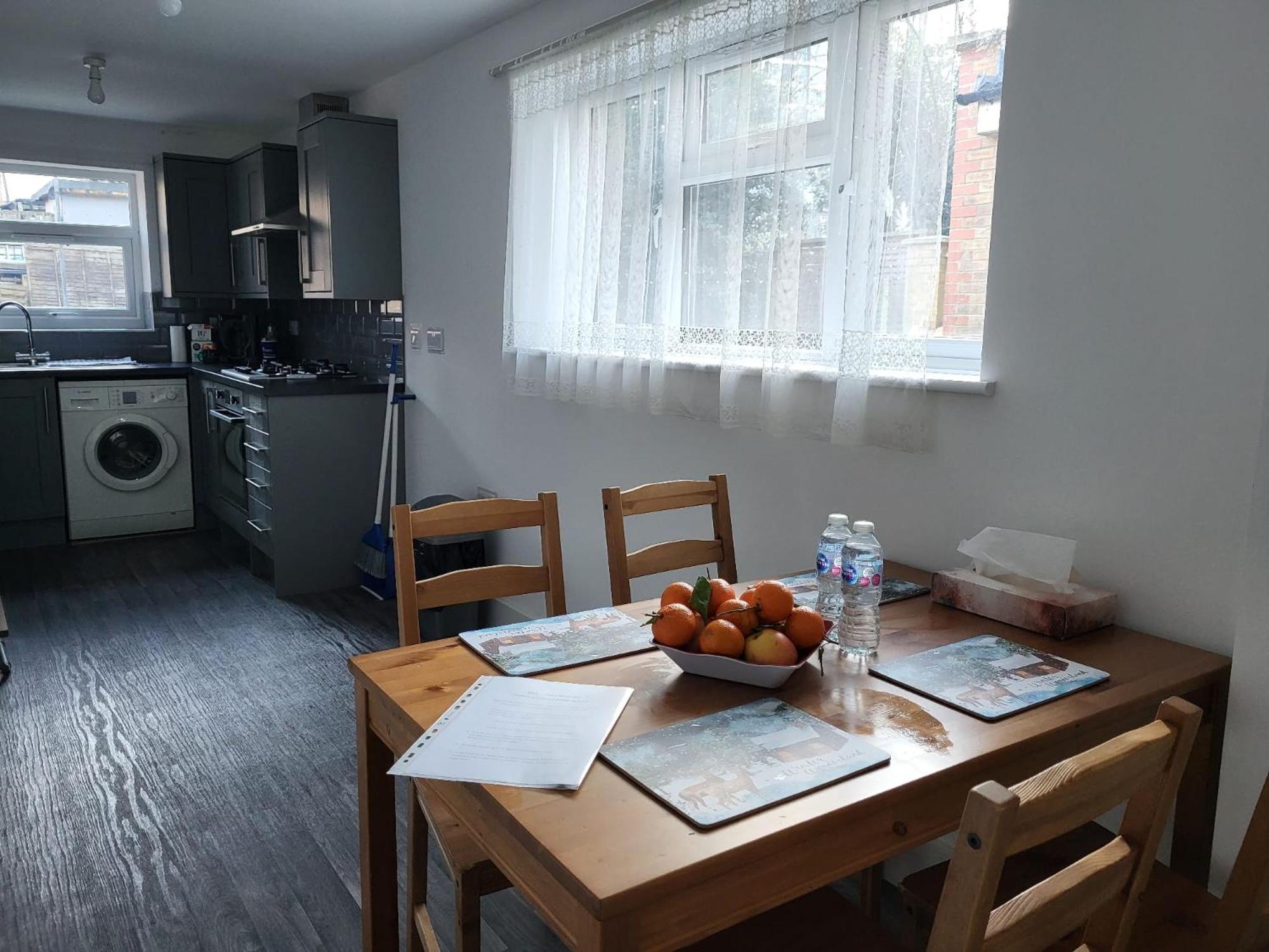 Lovely 2-Bed Fully Refurbished House In London Villa Esterno foto