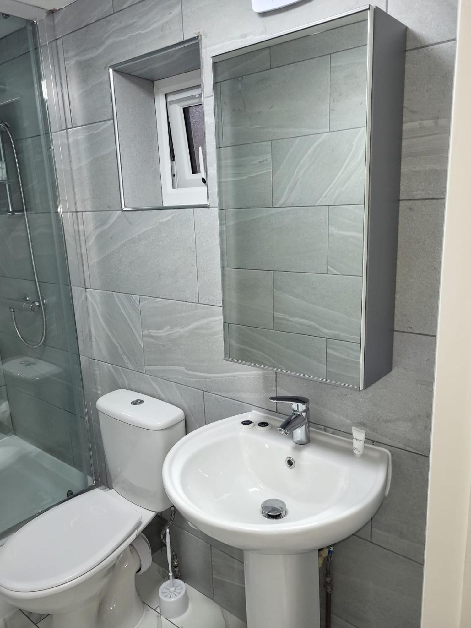 Lovely 2-Bed Fully Refurbished House In London Villa Esterno foto